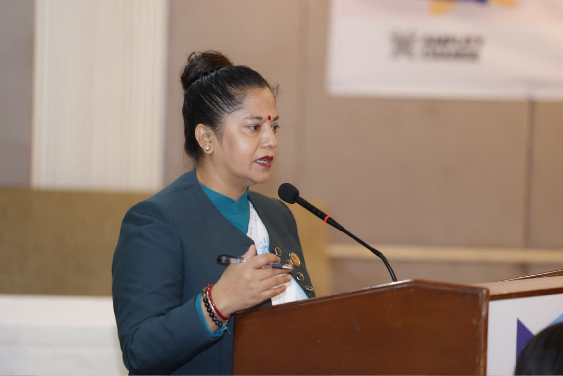 सुत्केरी विदा ६ महिना पुर्याउन संसदमा प्रस्ताव, गिट्टी कुट्ने आमादेखि सरकारी कर्मचारीसम्म लाभान्वित हुने